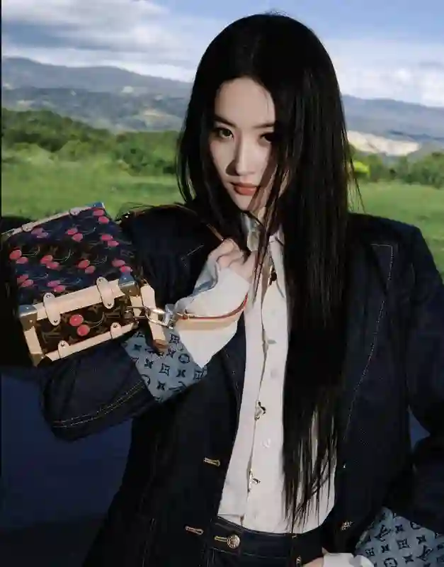 刘亦菲阿布扎比之行，黑长直美回20年前，她的花期长得惊人