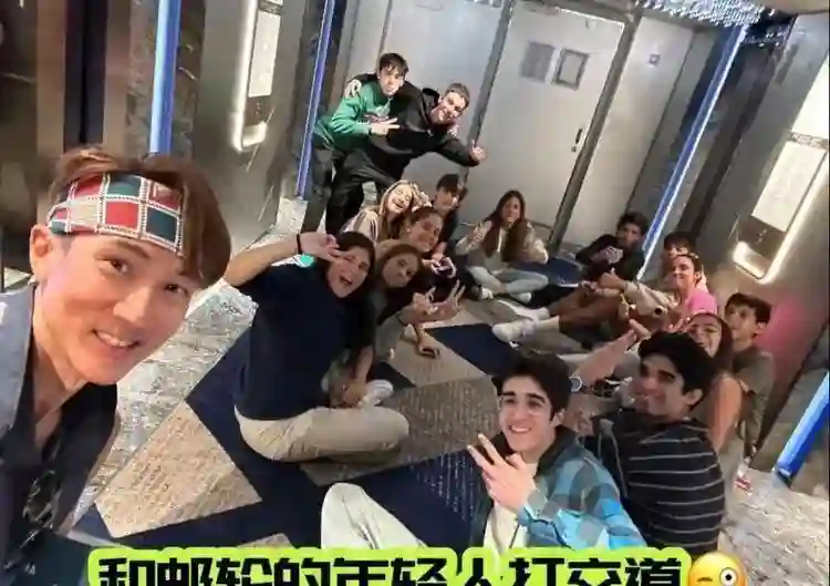 吴尊一家坐8层邮轮度假，在船上打网球，开卡丁车，14岁女儿超美