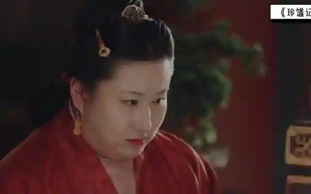 网友在新疆偶遇吴昕，脖子、骨盆前倾愈发明显，表情呆愣像普通人
