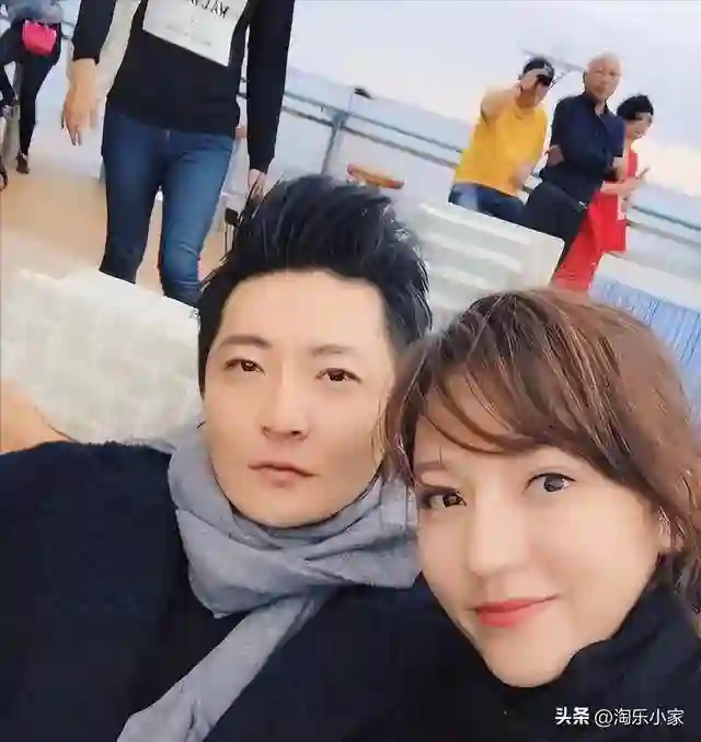 上海街头偶遇陆毅郭京飞两家！鲍莉短发眼镜惊艳众人，知性又优雅