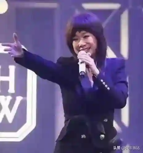 天呐！57岁林忆莲变化惊人，大圆脸腰间赘肉，几乎认不出她了