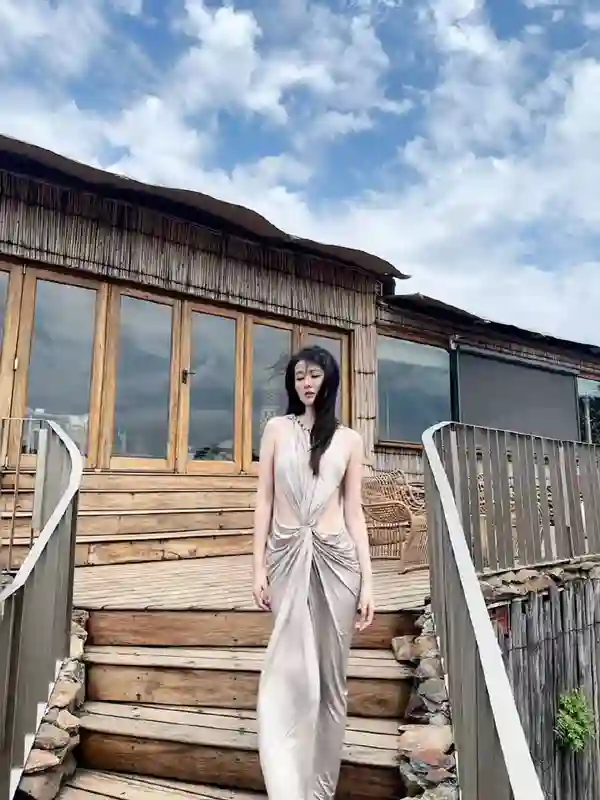 乔欣穿深V樱桃连衣裙野餐！小腹微隆疑有孕，晒富太日常惹人羡慕