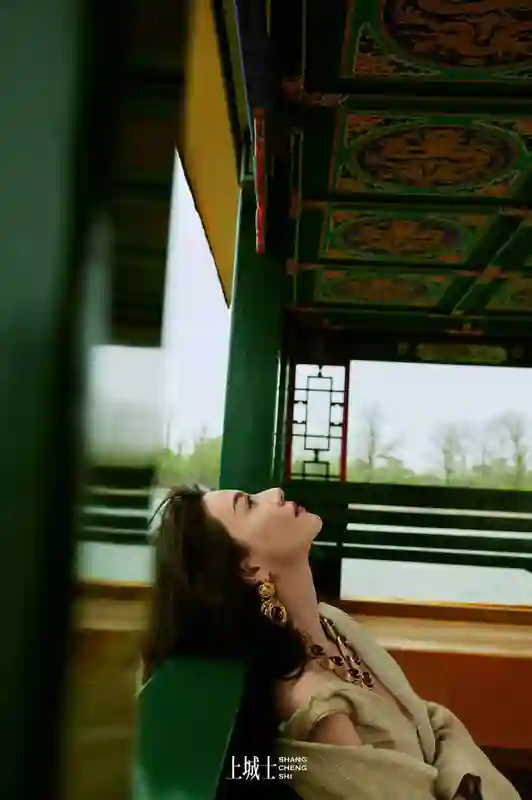 高圆圆身着淡绿裙装漫步颐和园，清冷典雅又自在随性