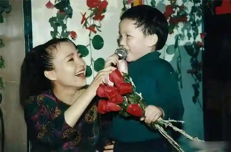 宋丹丹儿媳妇现状：整天烟不离手，和巴图相处像母子，俩孩超像他
