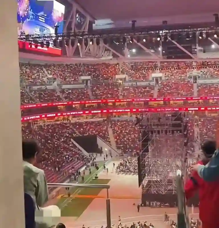 谢霆锋演唱会全程素颜，一件短袖唱到底，英皇艺人到场助威