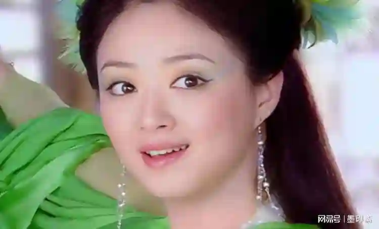 前脚官宣喜讯，后脚深陷舆论，42岁的蒋欣给内娱狠狠“上”了一课