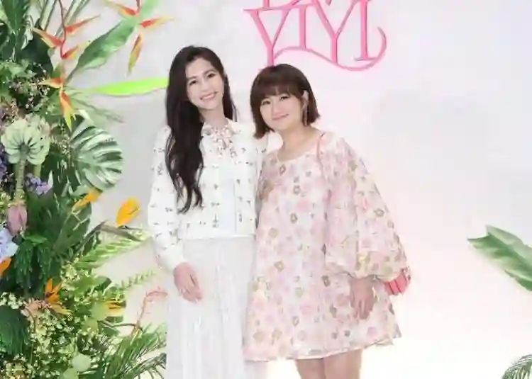 43岁任家萱带亲妹参加好友婚礼，穿超短裙露大腿，烧伤疤不明显了