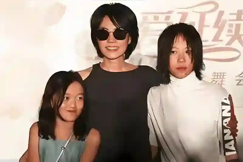 王菲小女儿抽烟？李嫣夹烟照曝光，母女仨都是烟民，网友褒贬不一