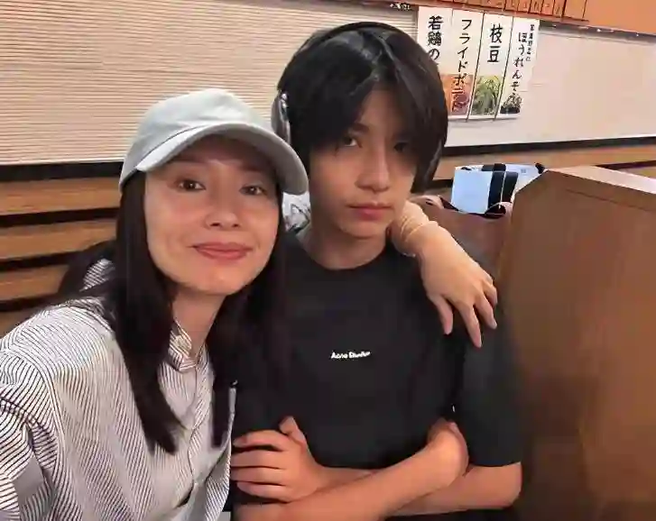 董洁没想到，和潘粤明离婚12年后，自己16岁的儿子开始为她争光了