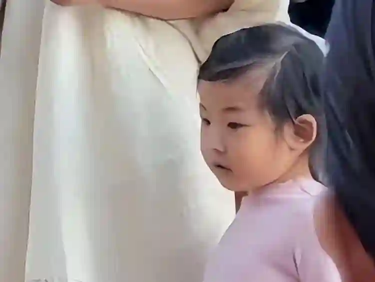 朱珠带女儿现身音乐会，4岁王珠宝高清正脸照曝光，脸黑像爸爸