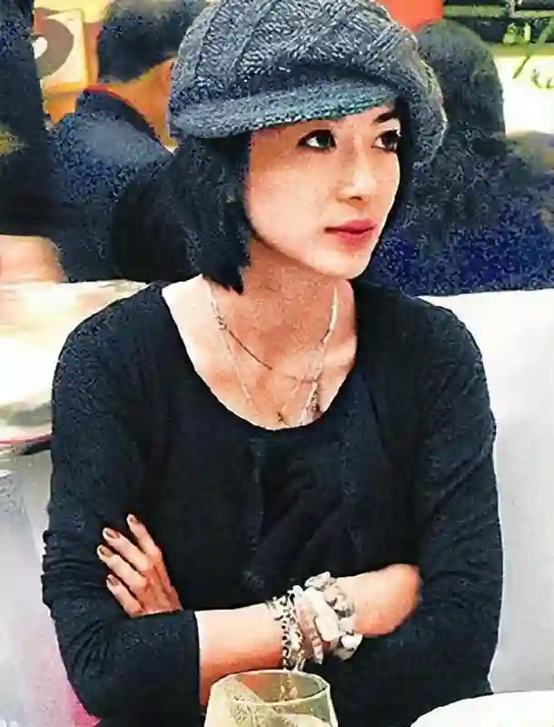 孙丽雅：嫁大24岁歌手齐秦，婚后连生两胎，一家四口其乐融融