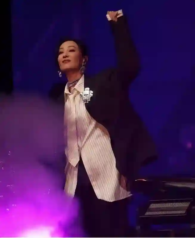 褒贬不一！香港知名女星已准备好10岁女儿拍拖，早安排靓仔在身边