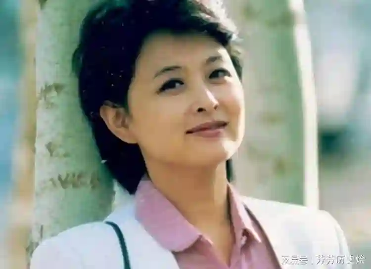 曾被誉为“央视最美主持人”，因推错一扇门意外离世，终年33岁
