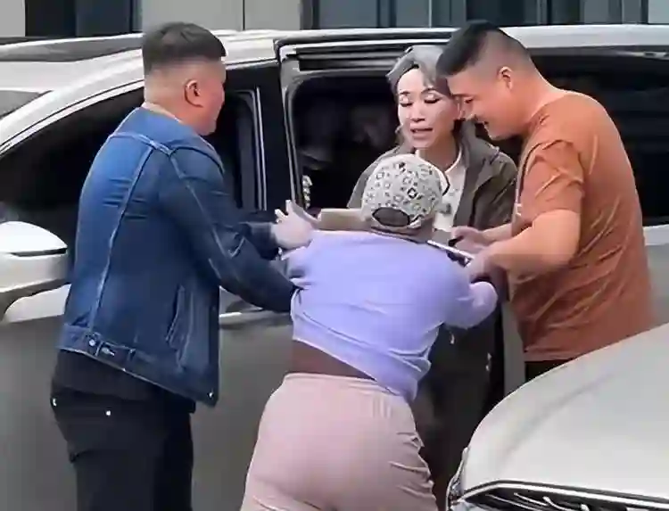 62岁叶童突发意外，遭疯狂粉丝拽下车，最新回应被网友赞高情商