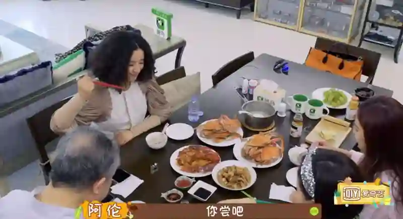 她不是实力很强么？怎么弹幕都在骂…