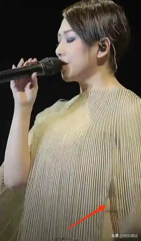 天呐！57岁林忆莲变化惊人，大圆脸腰间赘肉，几乎认不出她了