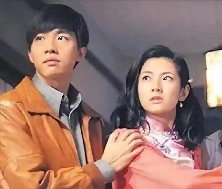 43岁任家萱带亲妹参加好友婚礼，穿超短裙露大腿，烧伤疤不明显了