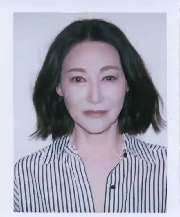 条纹衬衣搭配短发拍摄撕拉片 惠英红诠释酷飒与活力并存的时尚感