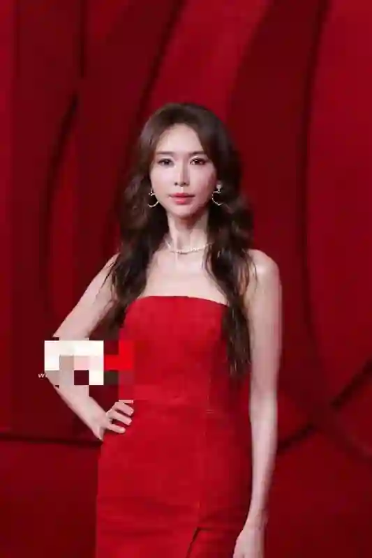 林志玲，终究躲不过岁月蹉跎，50岁轮廓下垂，一脸的医美痕迹