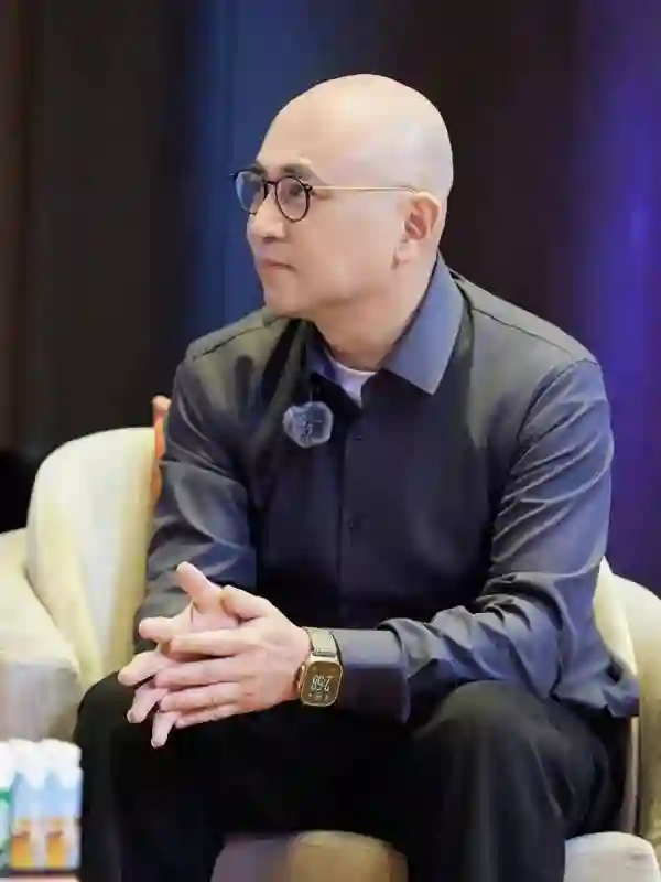 47岁胡静回马来西亚参加聚会！淡妆仍显发际线高，朱兆祥油光锃亮