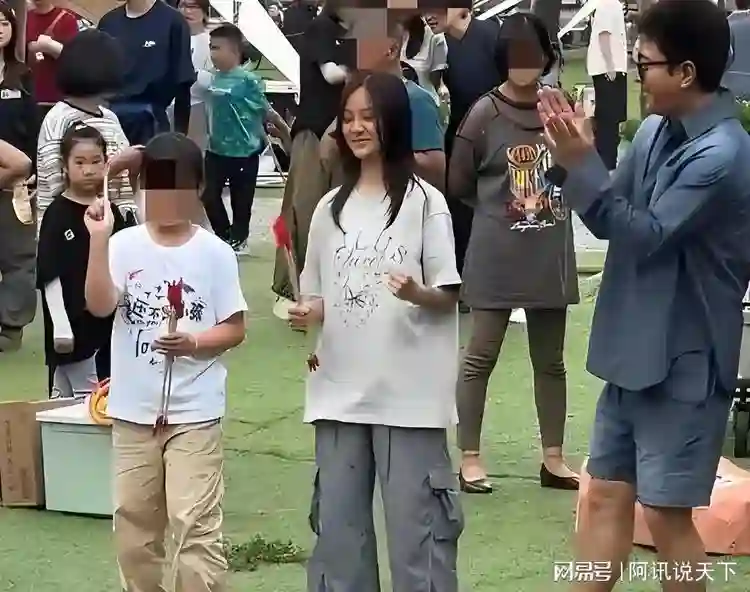 离婚六年后，贾乃亮和李小璐首次甜蜜游玩，或将为孩子重新复合