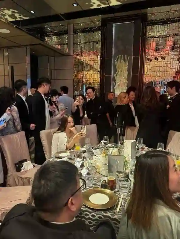 郭富城携方媛赴豪门婚宴！天王热聊全场，娇妻独坐玩手机太心疼！