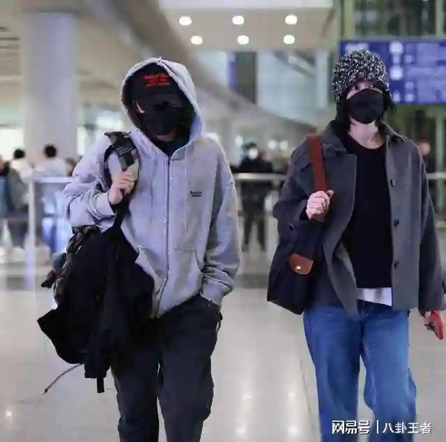张柏芝复婚无望哭晕！谢霆锋王菲深夜机场同框，高调牵手秀恩爱