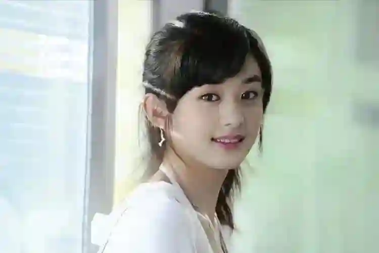 4年赚13亿，和冯绍峰离婚后的赵丽颖，为何不要儿子的抚养权？