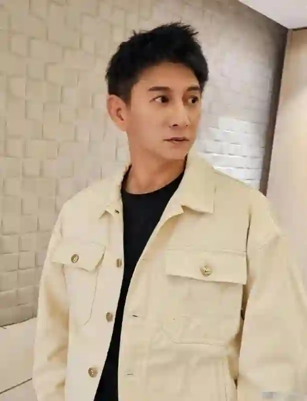 力破离婚传闻！刘诗诗吴奇隆合体带娃，刘诗诗抱4岁儿子母爱满满