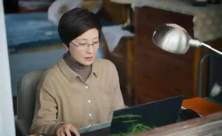 邓婕现状：离婚协议成她心中痛楚，继子不成器，养女愈发似丈夫
