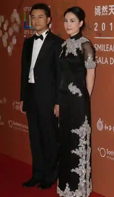 港媒放出锋菲超甜高清旧照，王菲谈谢霆锋“除了缘分还能说什么”