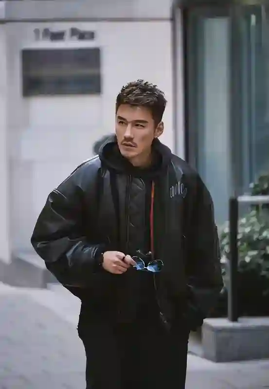 演员亲兄弟，境遇大不相同！弟弟住豪宅，哥哥却在成名后锒铛入狱