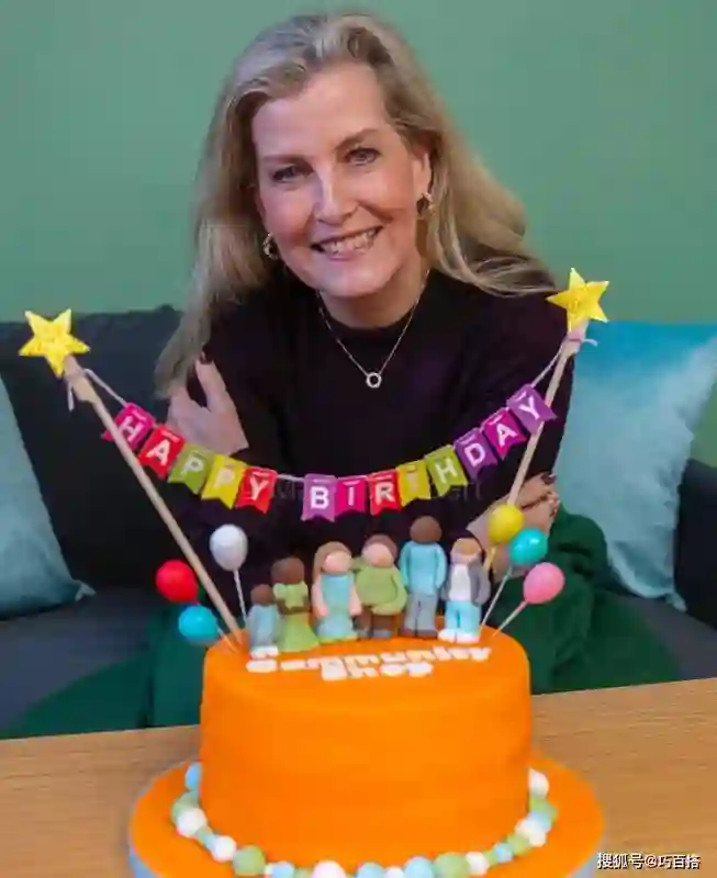 爱丁堡公爵夫人苏菲可不像60岁！官方生日美照贼有范，红气真养人