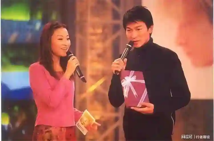 49岁主持人舒高罕见露面，素颜仍美气质温柔，二婚嫁大16岁老公
