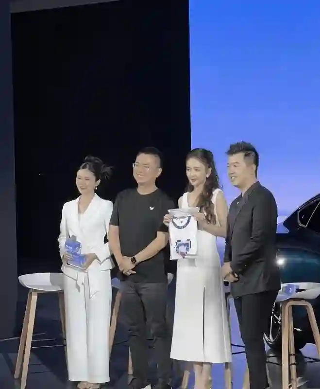 41岁佟丽娅现身车展当车模，穿小白裙配公主头女人味十足，颜值太能打