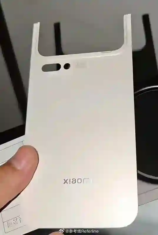疑似小米16系列后盖曝光，相机Deco横向大矩阵设计？