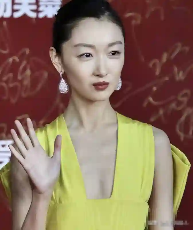 相貌平平却绯闻不断，33岁周冬雨，凭什么风生水起？