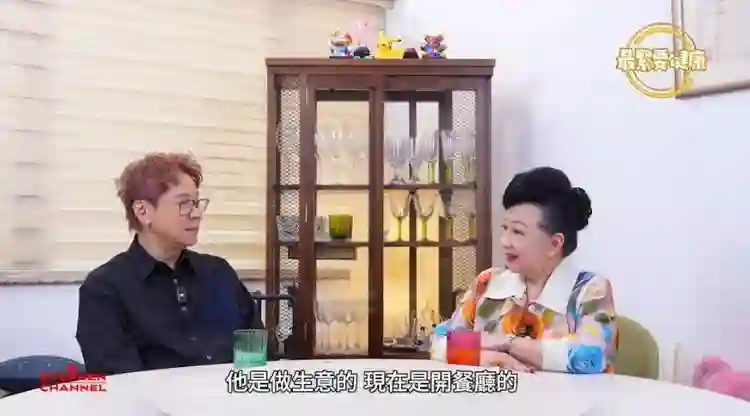 TVB身价两亿75岁富婆宣布与小17岁男友复合，豪言不会再生孩子! 直呼是“我的福气”