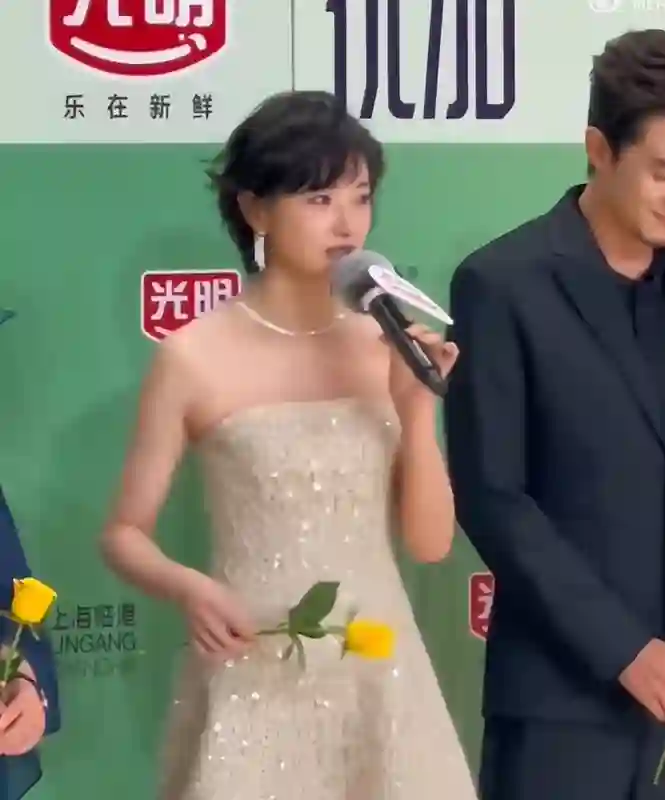 闫妮的腿、钟楚曦的身段、宋佳的发际线，这届白玉兰奖看点真不少