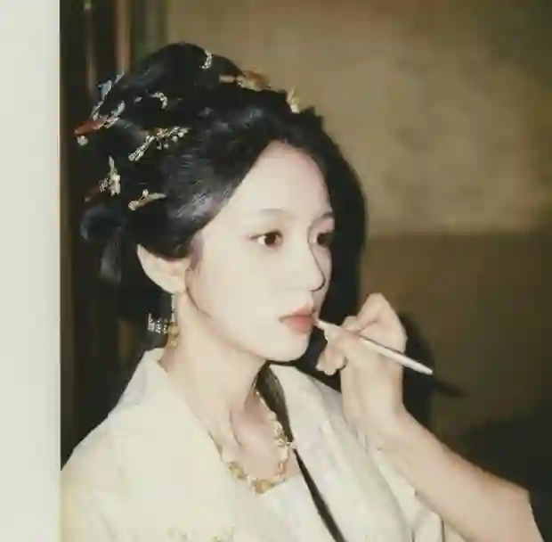 周也古装花絮九宫格氛围感拉满，从侠女到贵女切换自如尽显全能