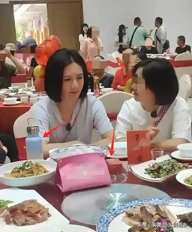 谢娜二舅生日宴曝光，摆了十几桌好热闹，谢娜和父母现身成焦点