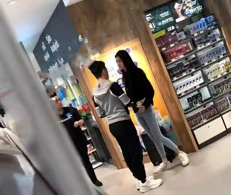 奚梦瑶一个人逛恒隆被拍，一身简单打扮，跟网友打招呼好温柔！