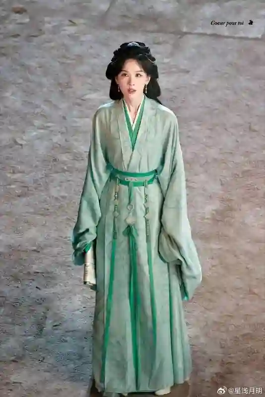 陈都灵蓝绿色古装造型美出圈！两缕秀发衬得温婉似画中人