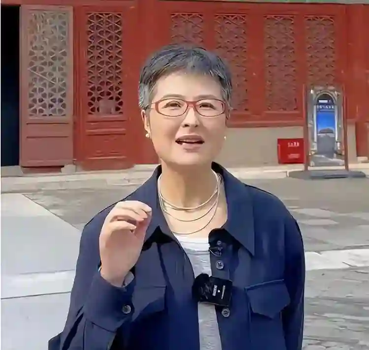 她曾是央视一枝花，低调嫁大18岁李铁为妻，如今52岁已满头白发