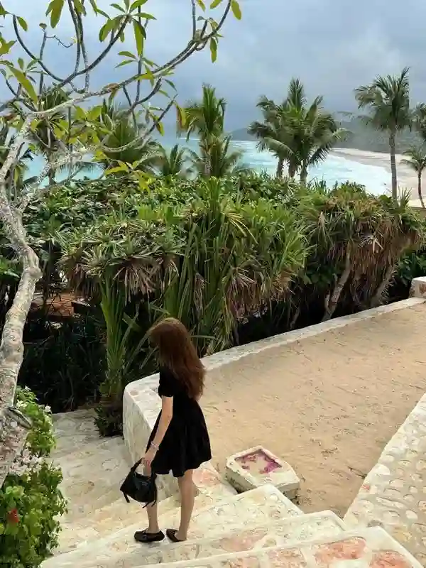吴千语在夕阳下奔跑，她在韩国街头很美，施伯雄陪她和她闺蜜逛街