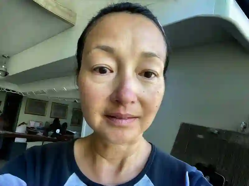 香港知名女星全素颜出镜，满脸雀斑颈纹明显，不做医美想自然老去