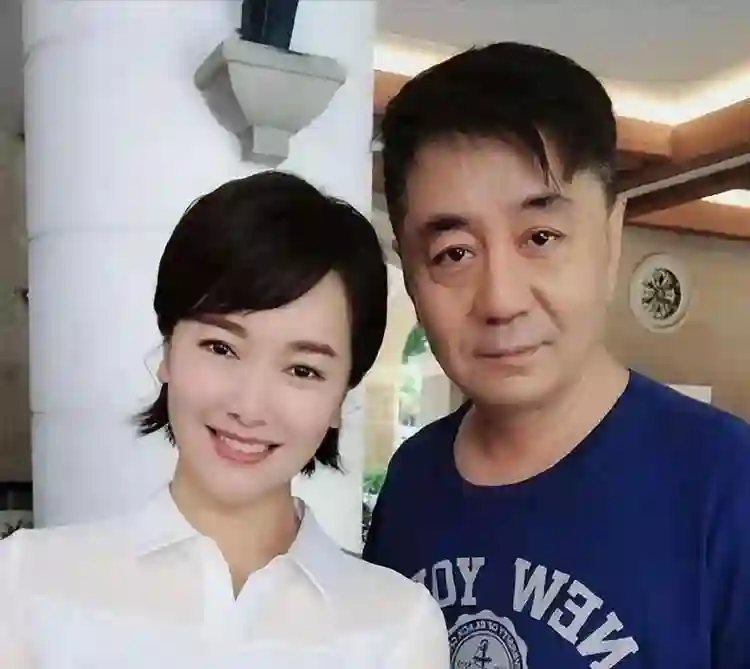 48岁左小青现状：现身香港，素颜皮肤嫩到发光，如今单身不谈恋爱