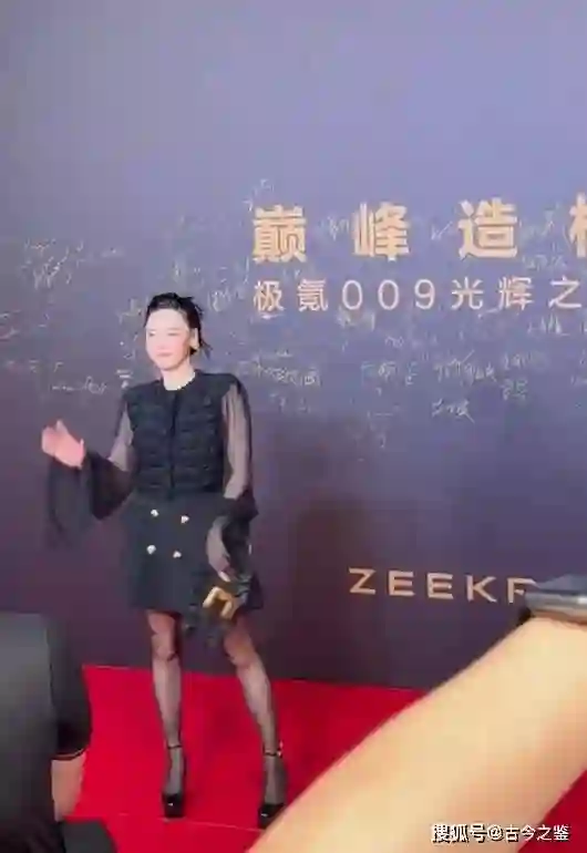 张柏芝出席活动颜值崩塌？眼睛一大一小很怪异，网友：变大小眼了