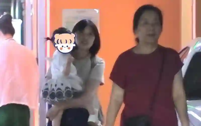 疑似王鸥女儿首曝光，传与何九华复合低调登记，男方年初曾声称没结婚