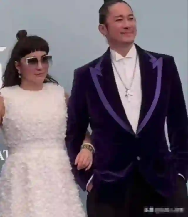 澳门这一天，舒淇深V领，刘嘉玲裸背装，却被胡杏儿的露腰装艳压